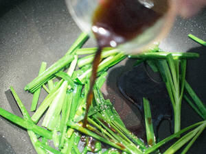 鸡蛋炒韭菜正确做法，不爱韭菜的孩子也会喜欢
