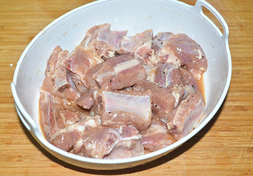 家常香辣排骨，颜色红润，咸香微辣，超级下饭