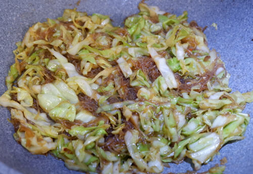圆白菜炒粉丝滑嫩爽口，咸鲜味美