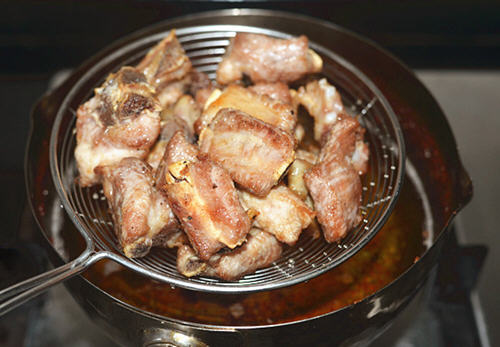 家常香辣排骨，颜色红润，咸香微辣，超级下饭