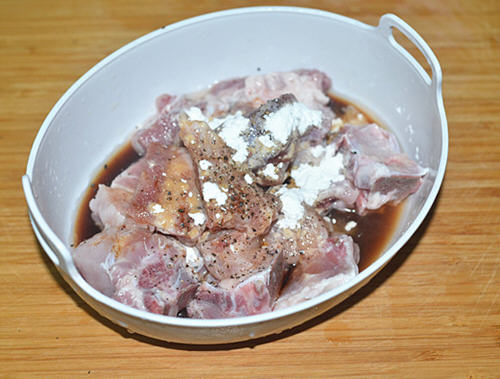 家常香辣排骨，颜色红润，咸香微辣，超级下饭