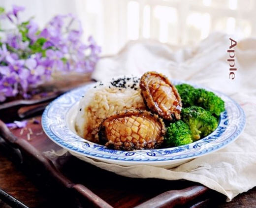这样做的鲍鱼扣饭口感更加鲜嫩