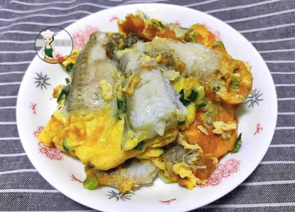 豆腐鱼葱花煎蛋，外表金黄酥脆，里面的鱼肉鲜嫩