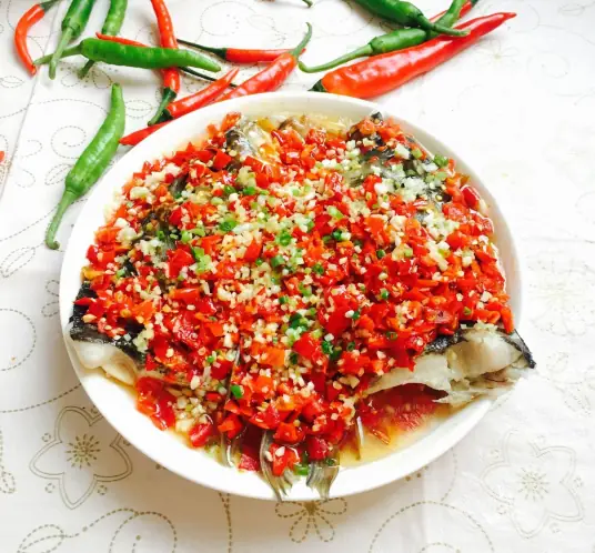 色泽红亮诱人，鱼肉鲜嫩多汁的剁椒鱼头的家常做法