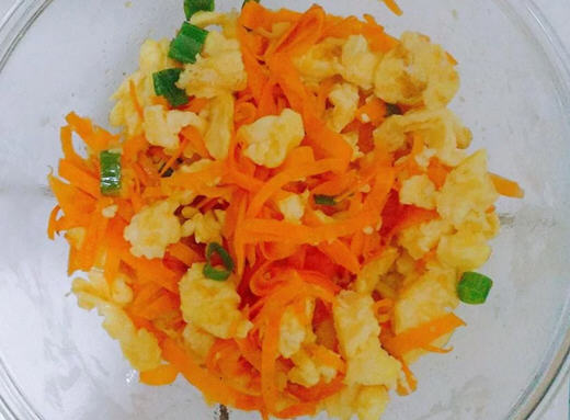 红萝卜丝炒鸡蛋，简单易学，清爽解腻