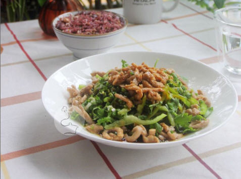 瘦肉丝拌茄子，茄子软嫩可口，用调好的料汁一拌，既开胃又营养