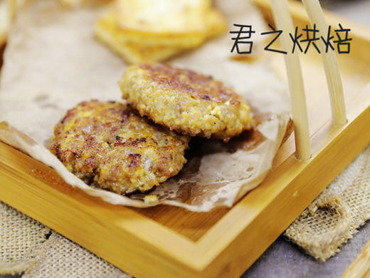 用电饼铛烤的豆腐肉饼，口感独到，鲜香可口