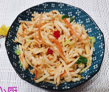 用家里现成的土豆做亦菜亦饭的洋芋叉叉