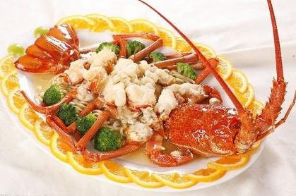 含有丰富蛋白质、维生素的蒜蓉淸蒸大龙虾