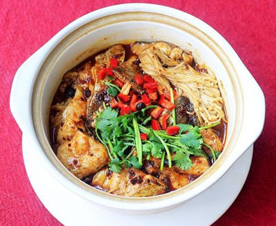 家常砂锅金针菇焖鱼，鱼肉鲜嫩可口，汤汁微辣开胃下饭