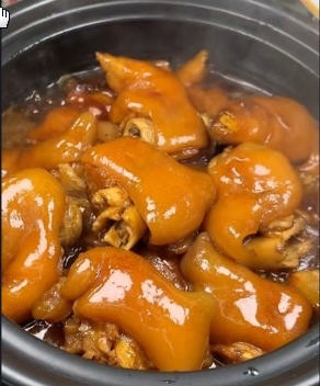砂锅猪脚，富含胶原蛋白，入口松软，老少皆宜