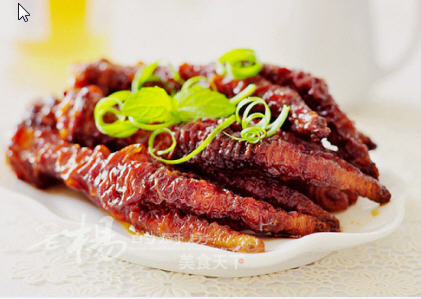 虎皮凤爪，松酥的外皮，又不失弹性，入口有嚼劲，好吃不腻嘴