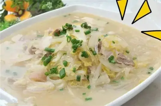 酸爽滋味的酸菜炖粉条是家庭聚餐时的美味佳肴