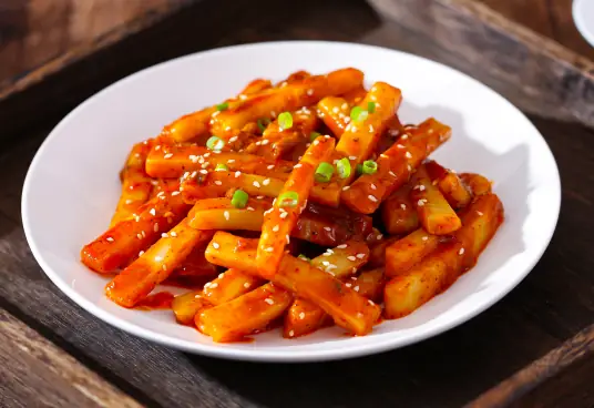 辛辣鲜香的辣炒年糕，韩国街头美食的极致诱惑