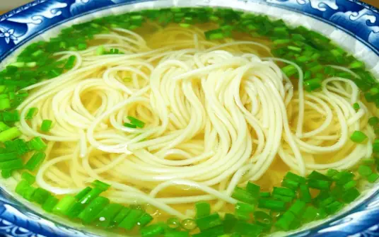 清汤面的做法，面条柔软滑嫩，汤汁清澈见底