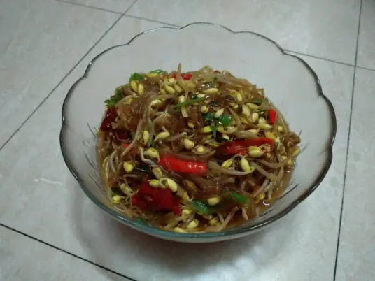 黄豆芽炒粉条，，黄豆芽脆嫩可口，粉条软糯入味