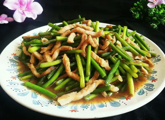 家常美味蒜苗炒肉丝，做法简单，口感鲜嫩