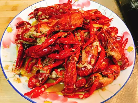香味俱全的蒜香小龙虾，夏日里的美味诱惑