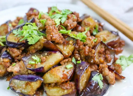 色香味俱佳的家常美味酱爆茄子做法详解
