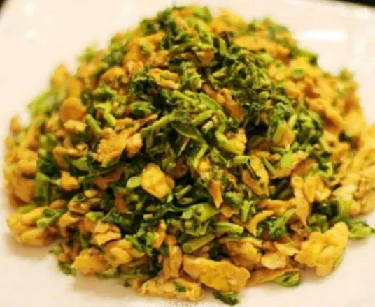 家常美味香椿芽炒鸡蛋，具有独特的香气和鲜美的口感