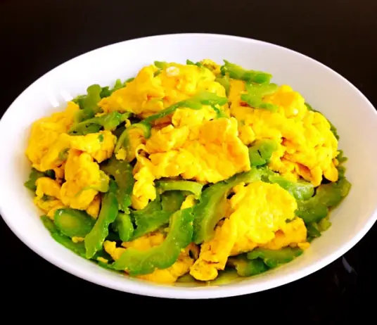 苦瓜炒鸡蛋，虽然味道清苦，但是营养价值高