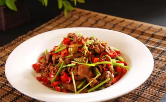 辣椒炒羊肉，做法简单，营养美味，超级下饭