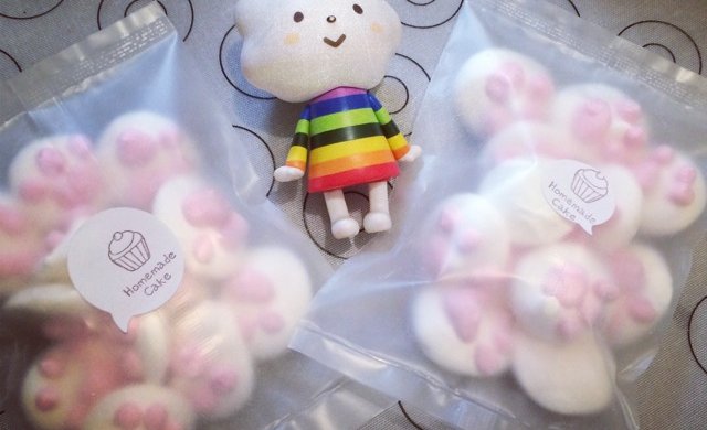 猫爪棉花糖，以猫咪的爪子形状为模具制作而成的棉花糖