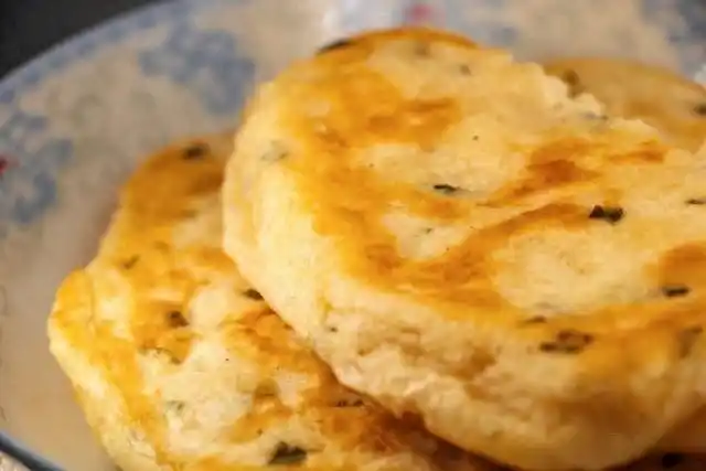 武大郎烧饼，金黄酥香，造型美观，诱人食欲