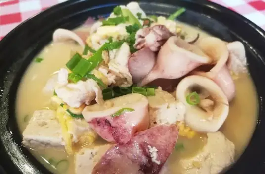 安康鱼炖豆腐，二者搭配炖煮，不仅味道鲜美，而且营养互补