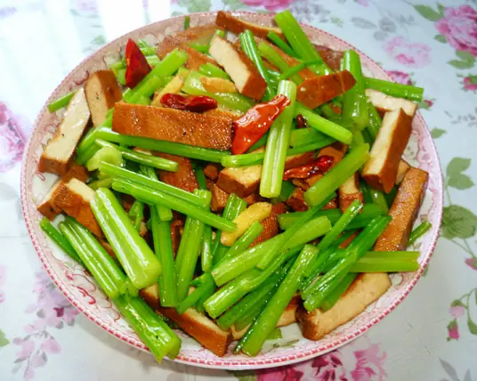 芹菜香干的家常做法，简单易学，美味营养两不误