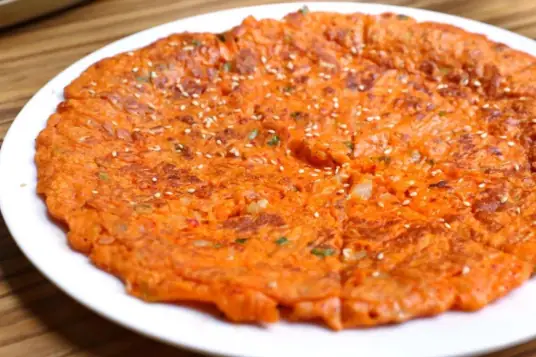韩国泡菜饼，口味鲜美，营养丰富，让人回味无穷