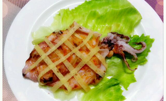 烧烤鱿鱼串，夏日里的美味诱惑，让你一口接一口！
