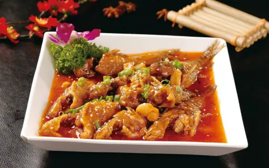 蒜烧小黄鱼，口味咸鲜微甜，色泽金红油亮，蒜香浓郁