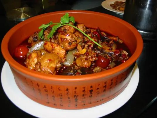泉水鸡，色泽棕红，肉质软，麻辣鲜香，佐餐下酒皆宜