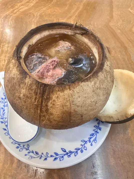 椰子煲鸡，海南风味中的滋补佳肴，肉质细嫩、味道鲜美而备受喜爱