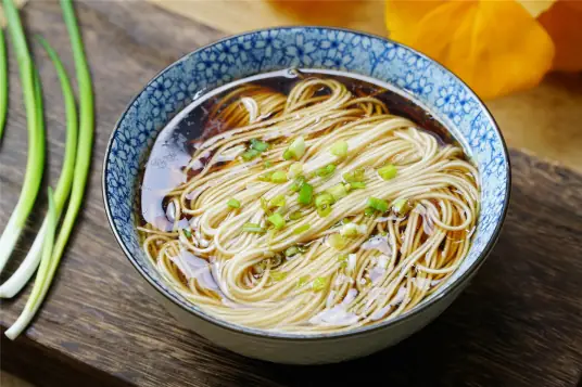 面条柔软，汤鲜味美的阳春面怎么做？