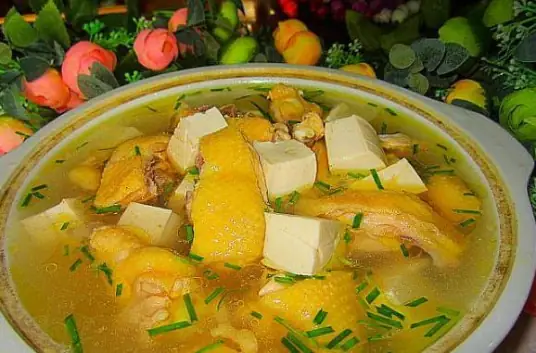 慢火炖煮的鸡汤炖豆腐，香味四溢,豆腐鲜嫩