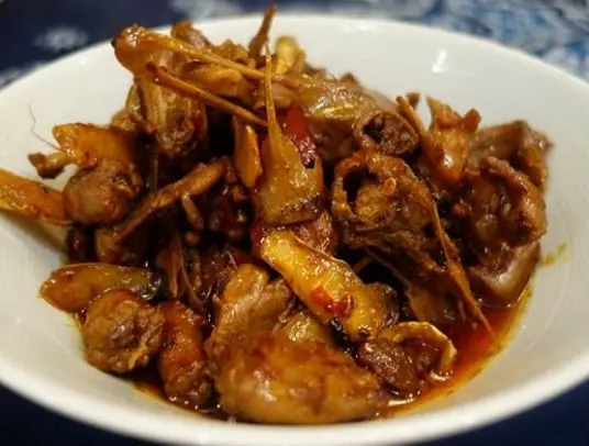 姜爆鸭子的详细做法，酱香浓郁，麻辣鲜香，是一道美味的下饭菜