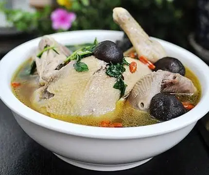 冬日暖胃佳肴冬菇鸡汤，汤色金黄，香气四溢，营养丰富