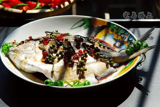 青花椒蒸鱼，香气扑鼻鱼肉鲜嫩麻辣爽口