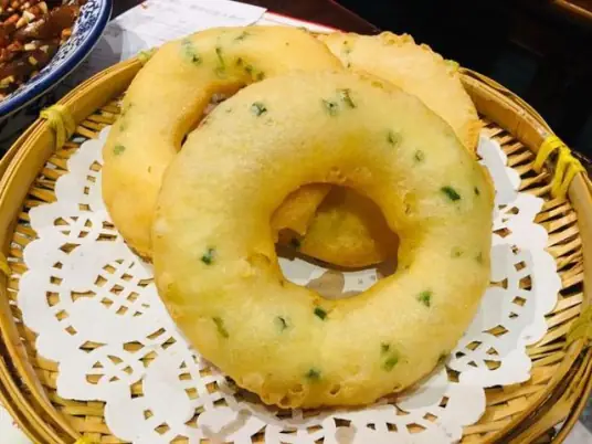色泽金黄，口感软糯，香气扑鼻的葱油粑粑做法
