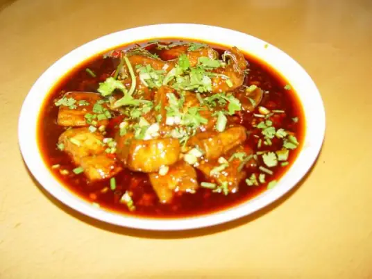 熊掌豆腐，颜色金黄，豆腐软香，味道咸鲜，具有较浓的地方风味
