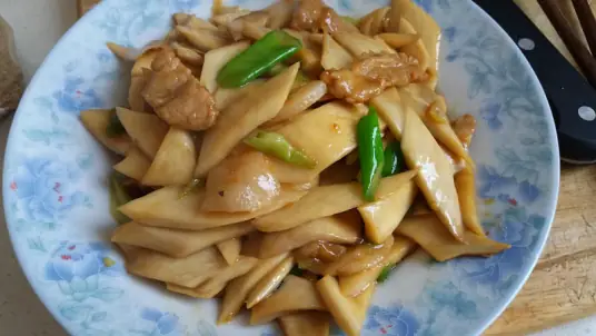 杏鲍菇炒肉丝，口感脆、韧，呈白至奶黄色，外观好