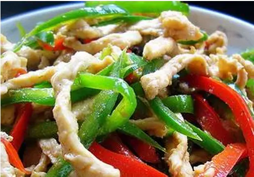 青椒鸡丝，青椒肉厚而脆嫩，鸡胸肉肉质细嫩、鲜美