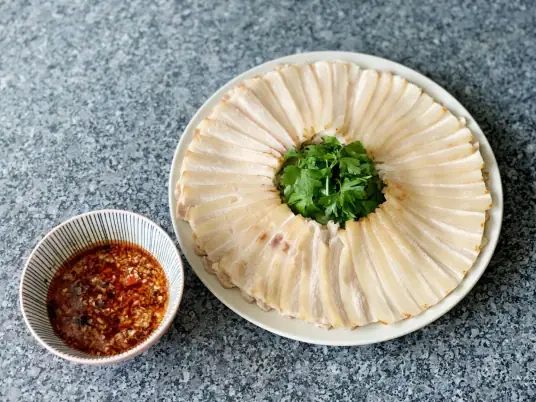 蒜泥白肉，咸鲜肥美，蒜香浓郁，肥而不腻