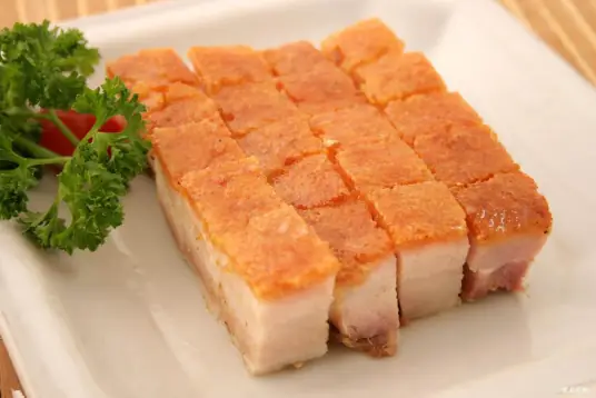 猪皮香脆，猪肉香糯的正宗脆皮烧肉做法分享