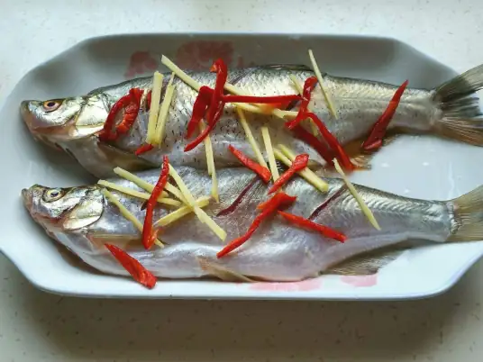清蒸江白鱼，色彩艳丽，鱼肉洁白，细嫩鲜美，汤汁清淡