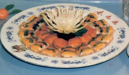 红梅鱼肚，美观悦目，食之咸甜可口，清淡鲜嫩