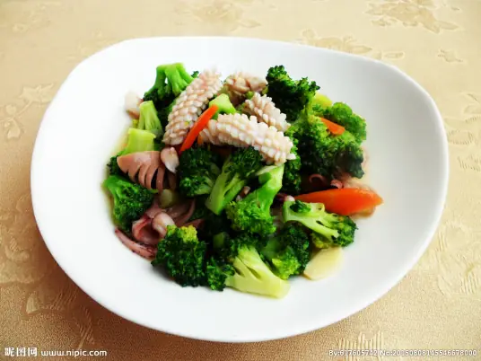 女生最喜欢的一道减肥美食：西蓝花鲜鱿鱼拌杏仁