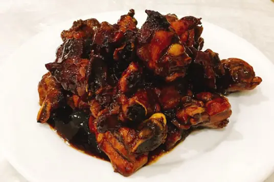 鸡骨酱的做法，酱汁油润红亮，鸡肉嫩滑裹满浓酱，咸甜交融
